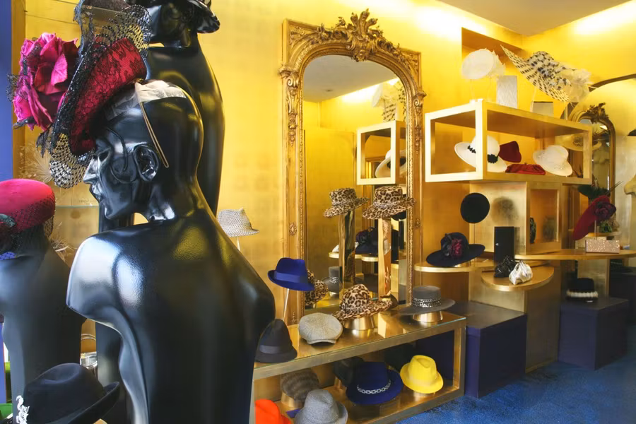 Los sombreros de Philip Treacy desfilan por el hipódromo de Ascot.