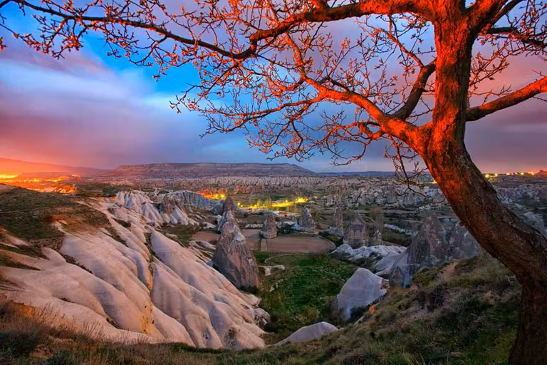 paisaje de montes de piedra de Capadocia al atardecer