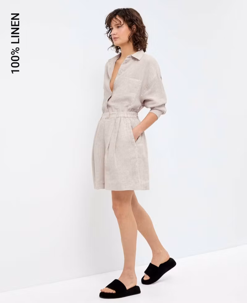 Mujer vestida con prendas de lino de Oysho.