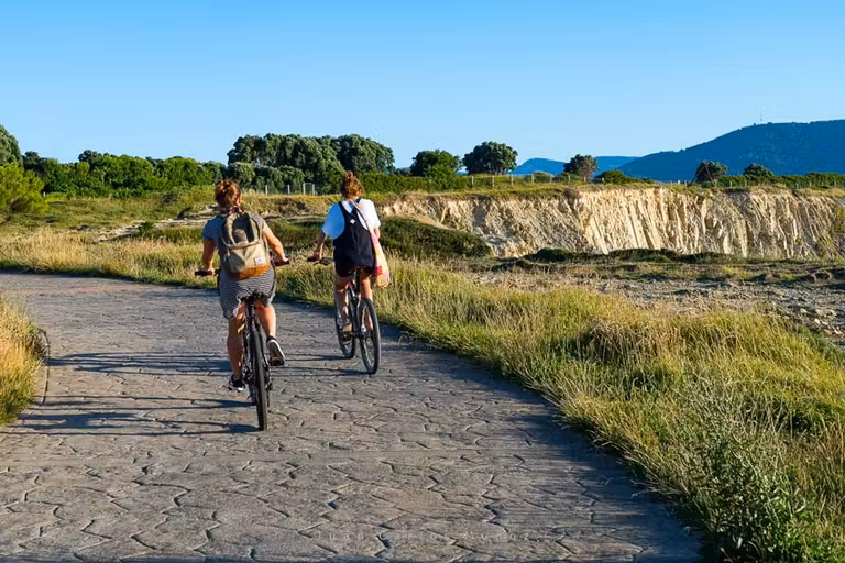 Dos personas en bicicleta en el Paseo de La Galea en el