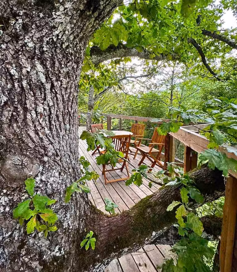 Terraza de una cabaña del complejo.