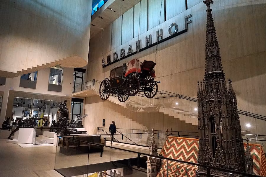 El vestíbulo central del Museo de Viena contiene las obras más grandes.