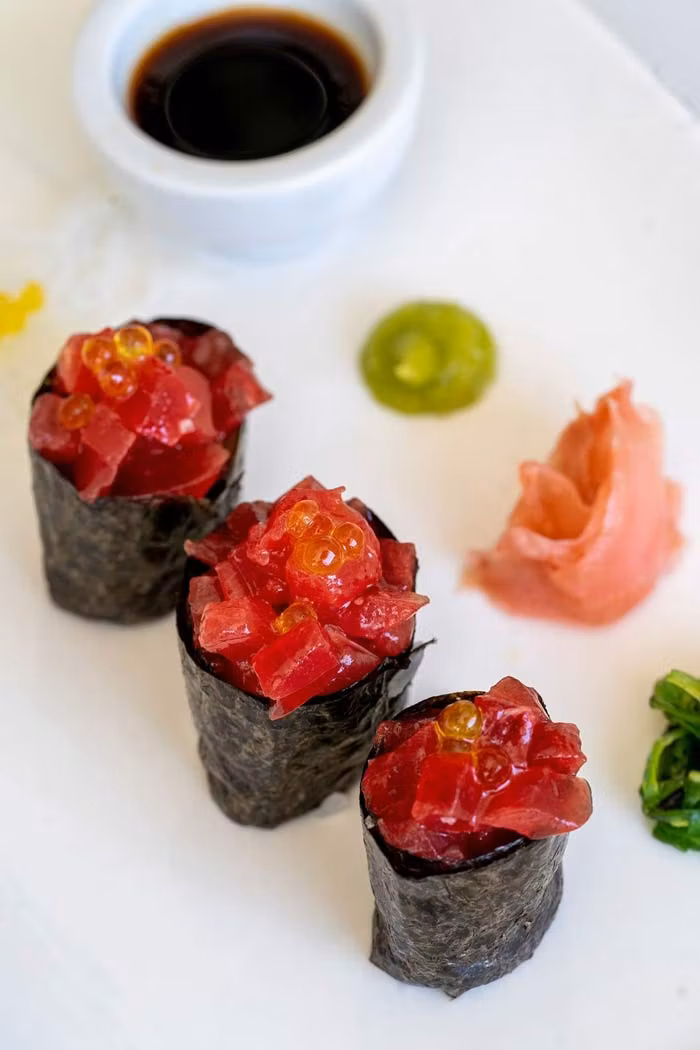 Volcano Roll de tartar de atún en el restaurante El Alferez.