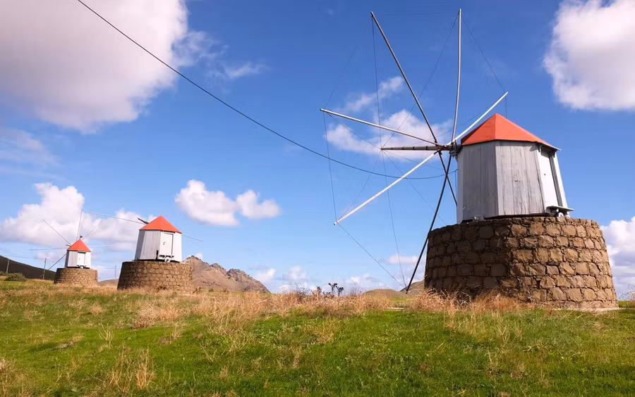 Molinos situados junto al Mirador de Portela.