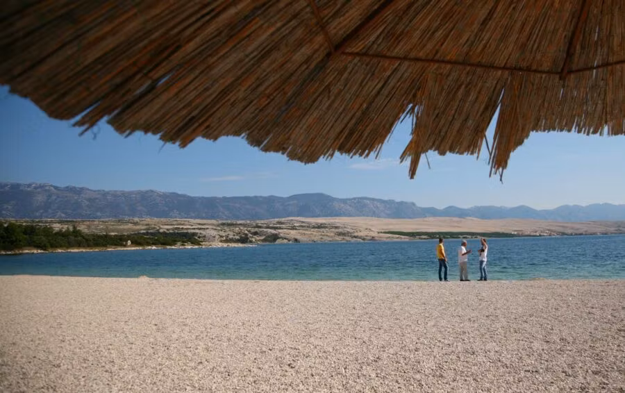 Playa de Zrce en la isla de Pag.