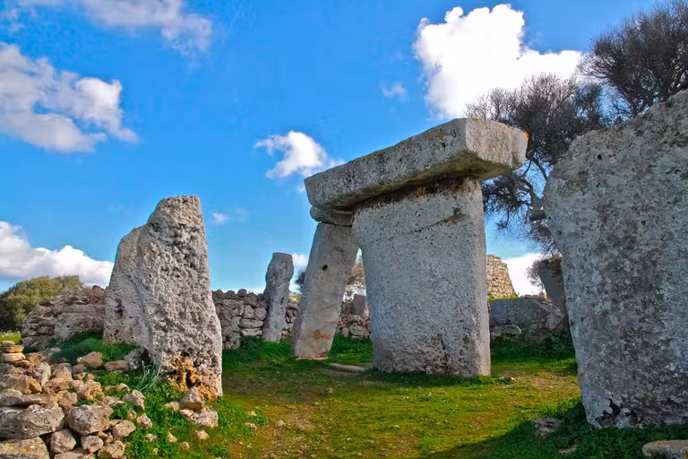 Las taulas son un elemento arquitectónico típico de la Prehistoria en Menorca