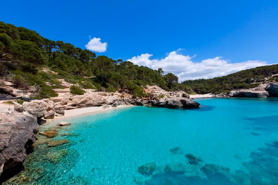 Aguas transparentes en cala Mitjana