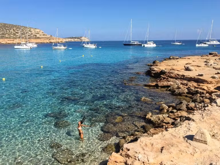 En un viaje con amigas a Ibiza no puede faltar un baño en cala Conta