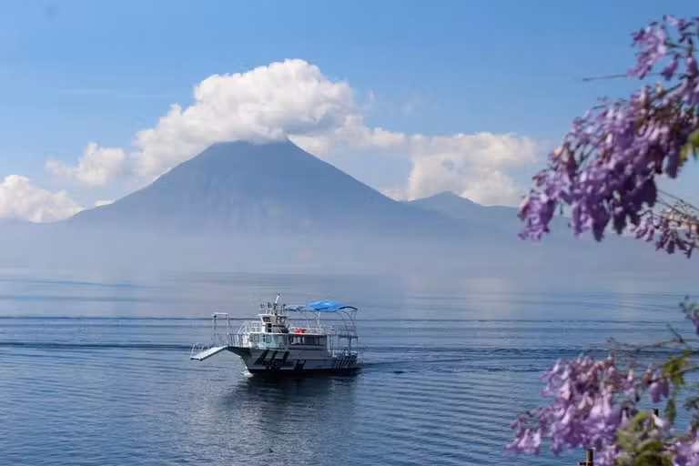 navegar en el lago atitlan de guatemala