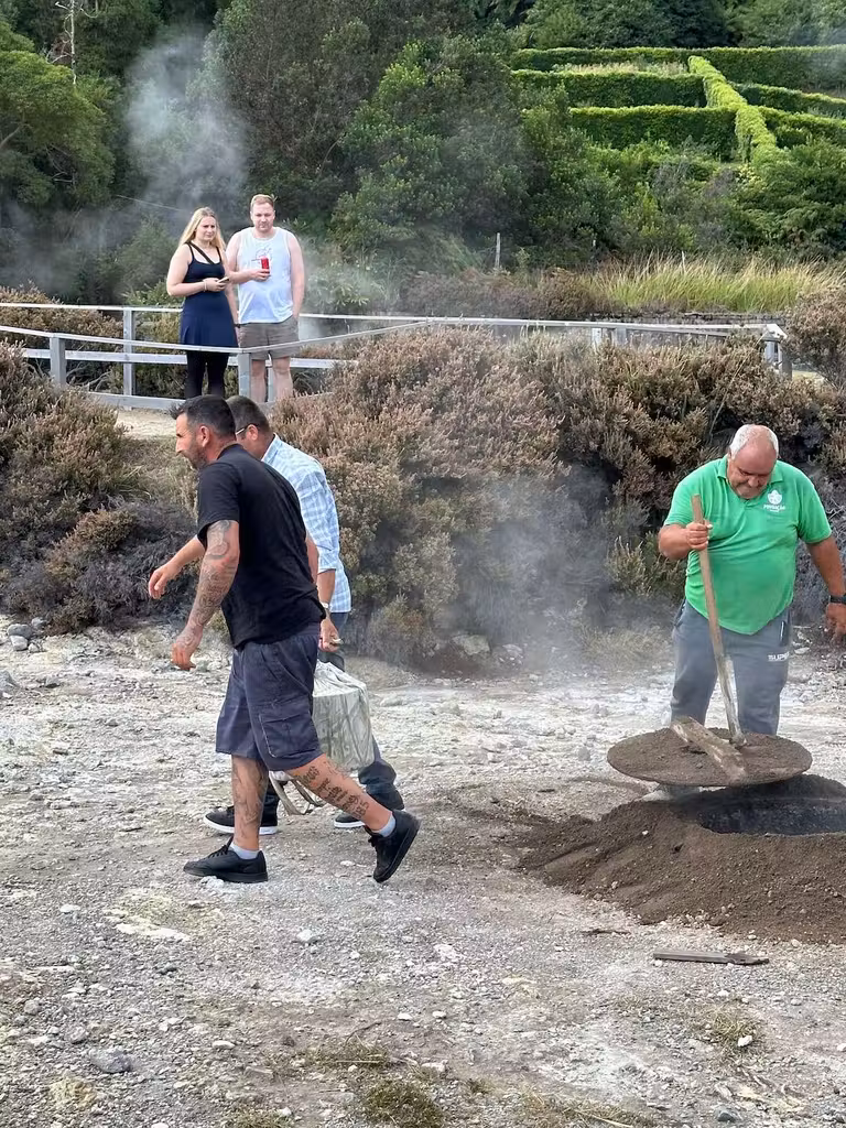 El guiso se cocina en la caldera de Furnas. © Pepa García