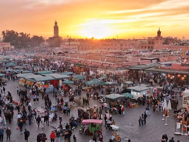 Atardecer en la Plaza de Jemaa el Fna desde la terraza de ‘Le grand balcon du café glacier’.