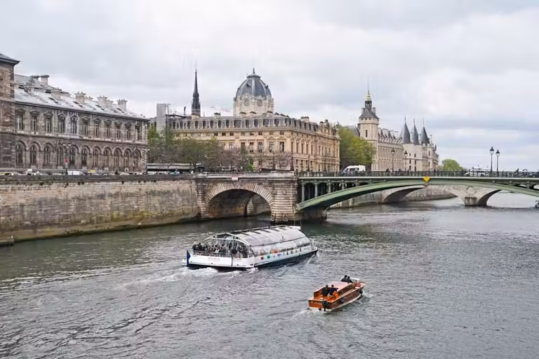 Barcos para turistas en el Sena.