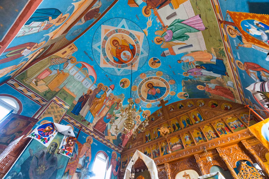 Interior de la iglesia ortodoxa de Rosetti (Rumanía).