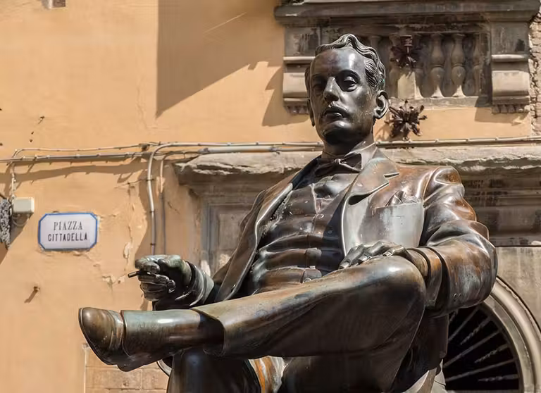 Estatua de Giacomo Puccini en la Via di Poggio