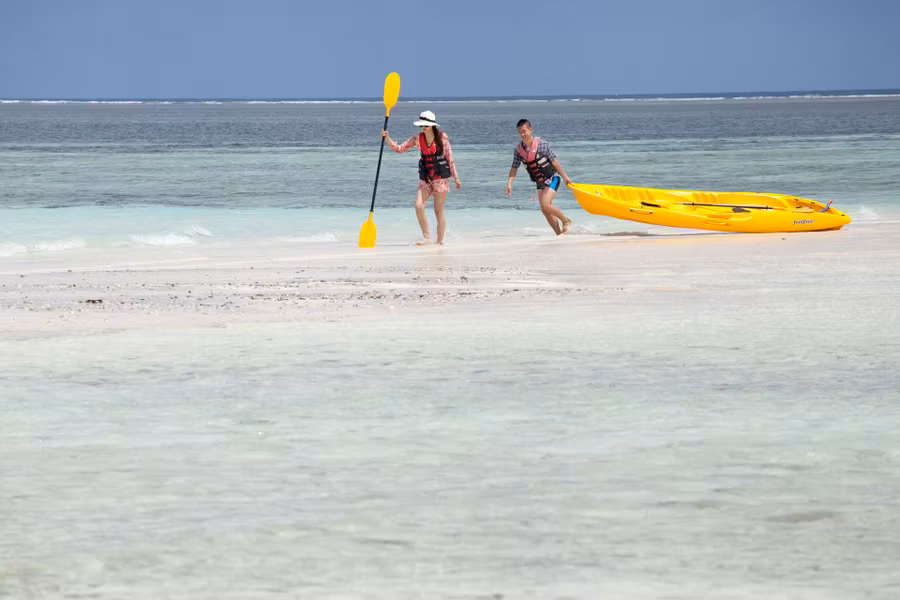 Un paseo en kayak es una actividad para disfrutar del mar en Maldivas.