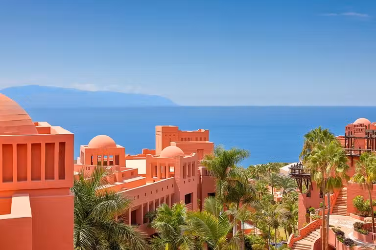 Imagen del hotel The Ritz-Carlton Abama con el mar y la Gomera al fondo