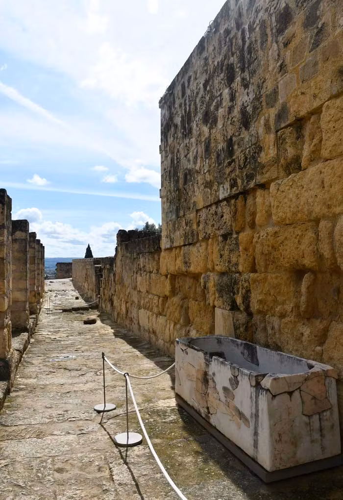 Caballerizas de Medina Azahara con pilón de mármol