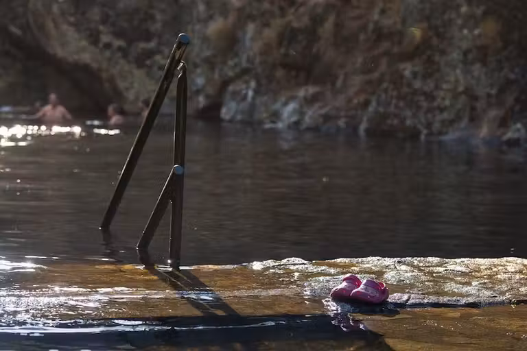 Muchas piscinas naturales cuenta con escalerilla para facilitar el acceso.