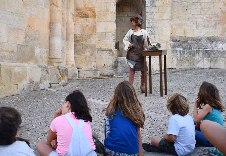 Visita teatralizada de Sepúlveda Viva frente a la iglesia de El Salvador.