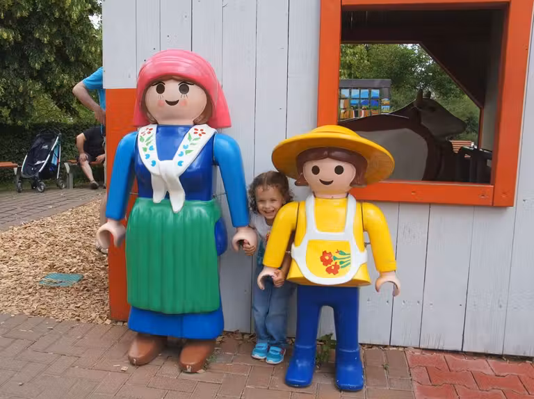 niña con personajes de Playmobil