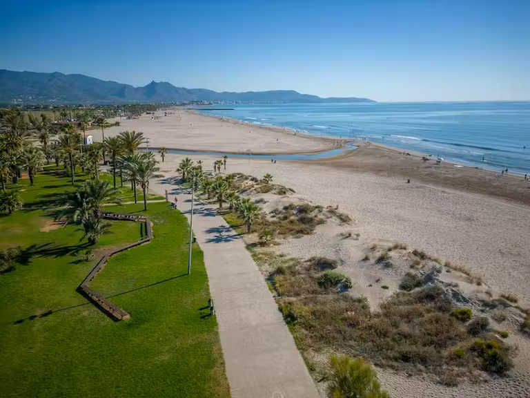 Las playas de Castelló son accesibles desde la ciudad.