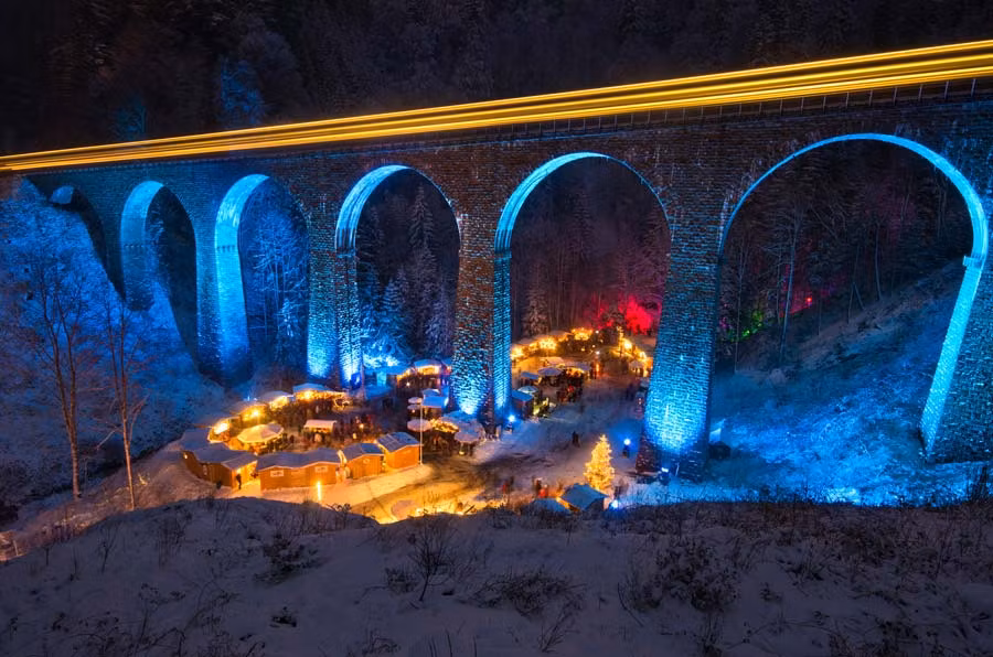 Mercadillo Selva Negra bajo un puente