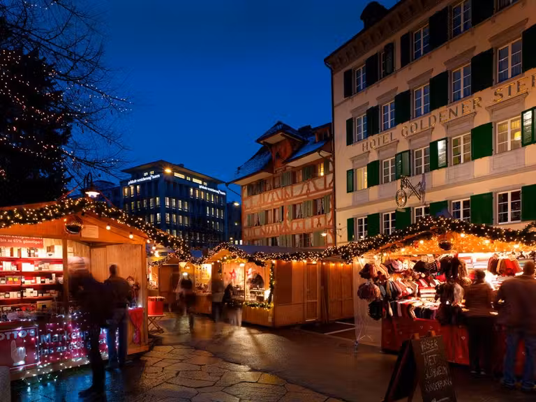 Mercadillo Lozärner Wiehnachtsmärt en la Franziskanerplatz.