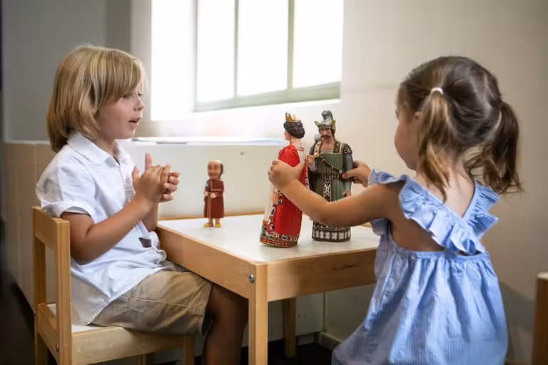 Gigantes y farándula, una de las actividades familiares que propone el Museu dels Sants de Olot.