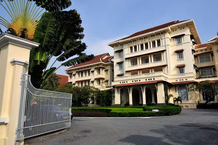 fachada exterior del Hotel Raffles Le Royal de Phnom Penh
