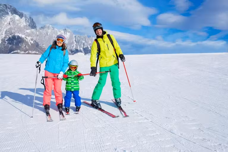 familia esquiando