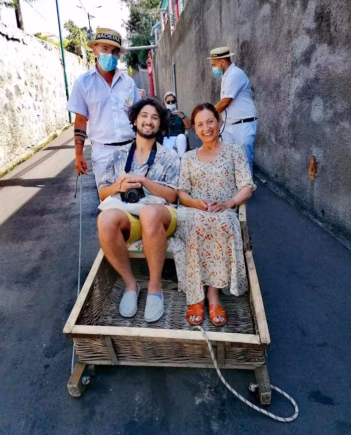 Maria de Lurdes con uno de sus hijos en Madeira.