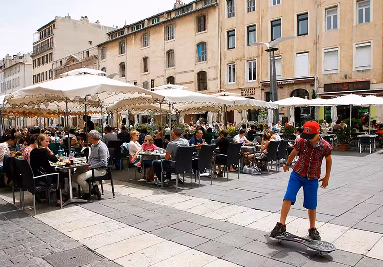Cours Honoré d´Estienne d’Orves está repleto de restaurantes donde tomar una estupenda bullabesa.