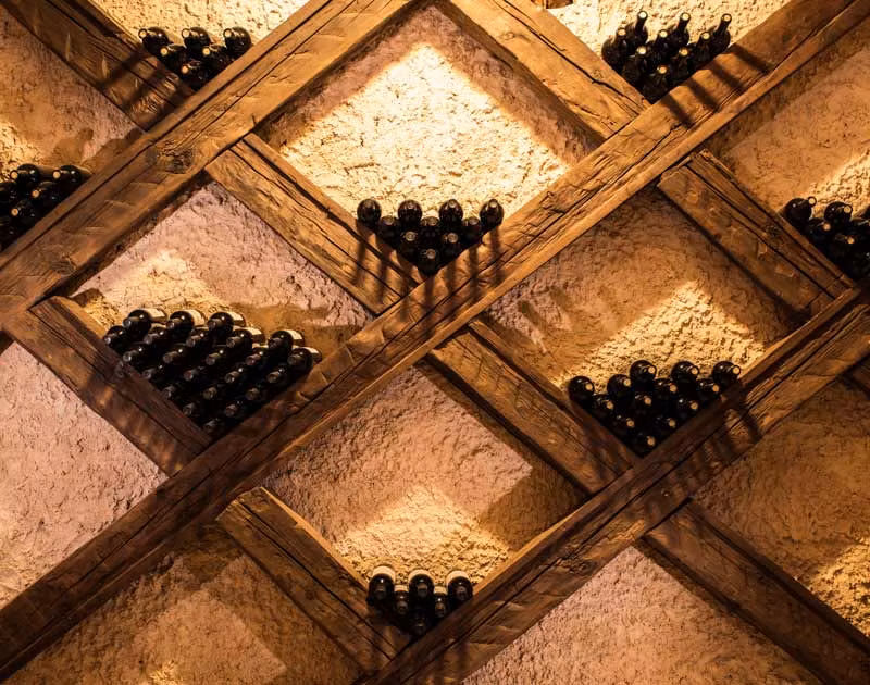 Botellas en la primera bodega de Finca Río Negro.