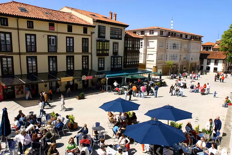Plaza el corro en Comillas