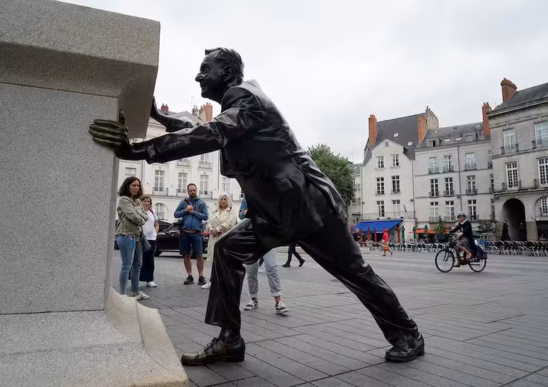 Èloge du dèplacement de Philippe Ramette en la plaza Bouffay de Nantes.