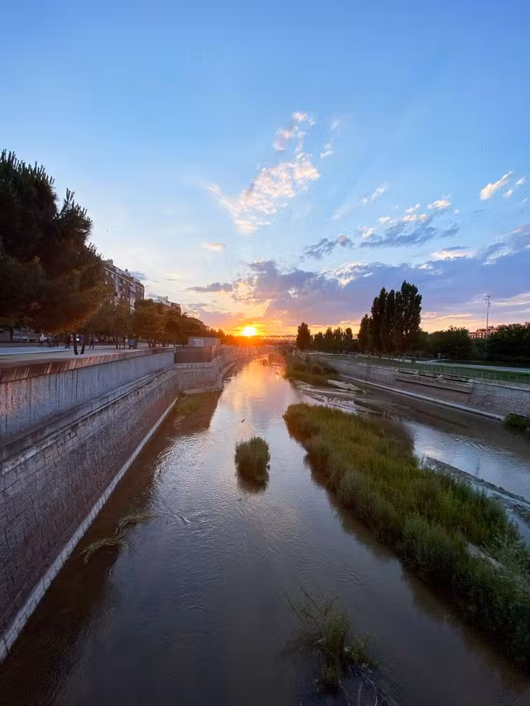 atardecer sobre rio manzanares