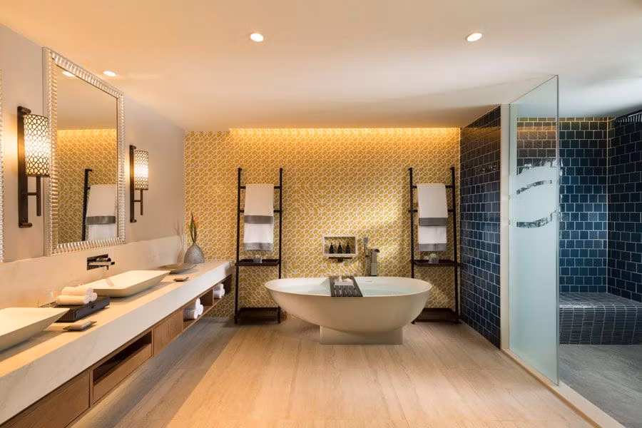 Baño de una de las suites con vistas al mar.