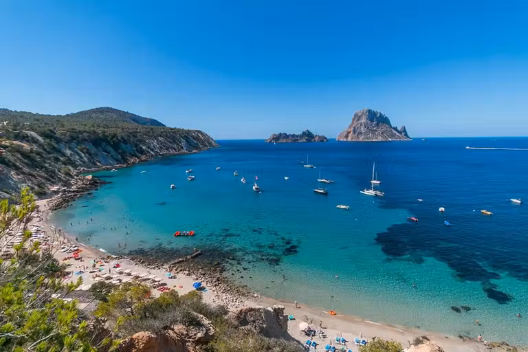 cala dhor con es vedra al fondo