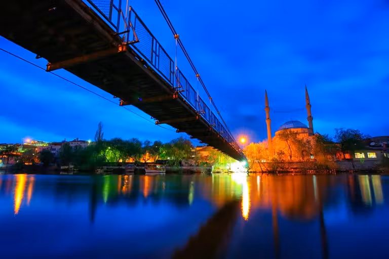 Puente y la mezquita de Avanos.