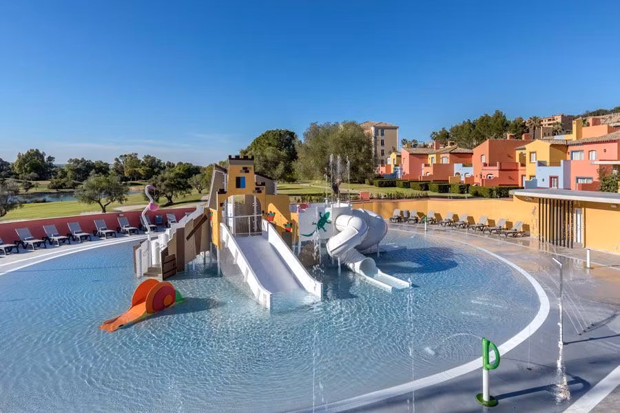 Piscina para niños con toboganes del Barceló Montecastillo.