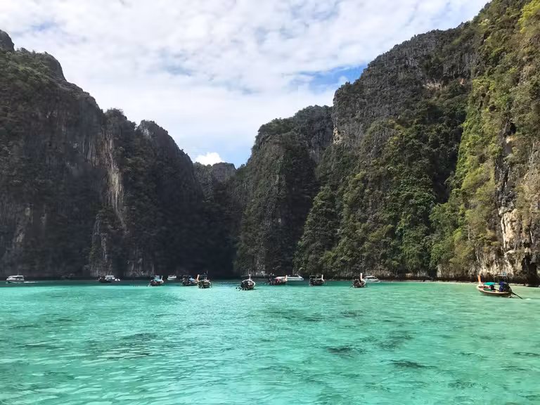Barcos frente a las islas Phi Phi.