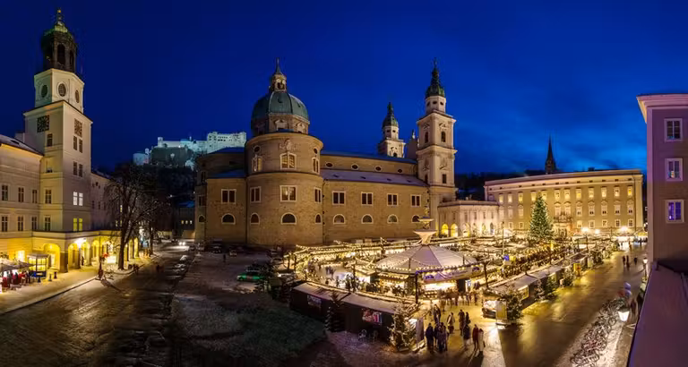 Mercadillo de Navidad en Salzburgo en invierno