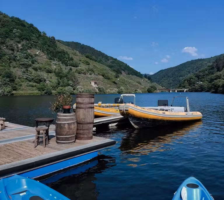 Paseo en zodiac por la Ribeira Sacra.