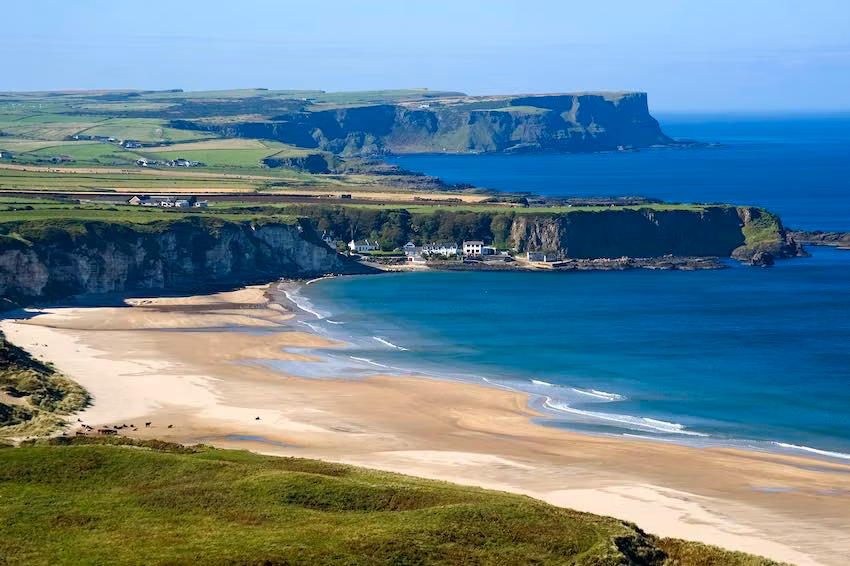 Playa de Whitepark Bay, una de las playas bonitas de Irlanda