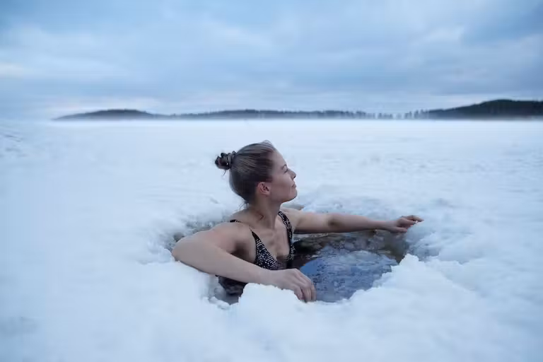 Bañarse en hielo, una sana costumbre de Finlandia