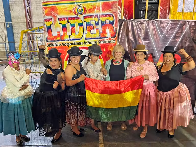 Sania con la Cholitas Luchadoras en bolivia