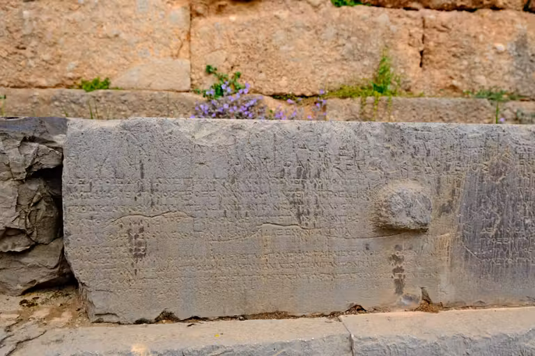 Inscripciones en la Vía Sacra con relatos sobre las victorias de las ciudades estado.