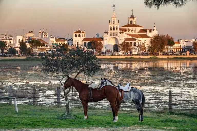 La aldea de El Rocío al atardecer.