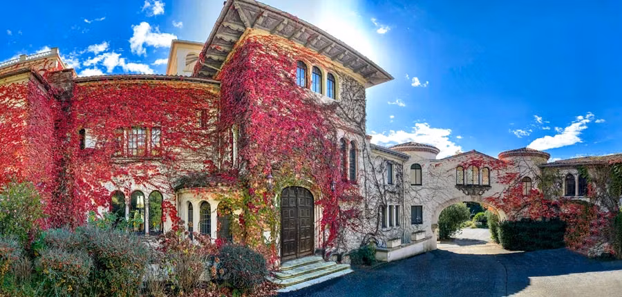 Brindos, Lac & Château, una atípica mansión con habitaciones flotantes