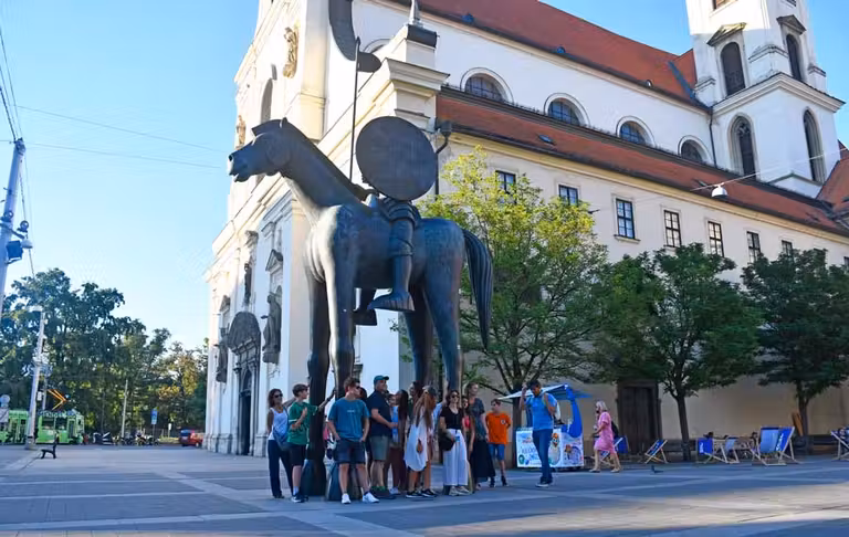 fotos bajo la jirafa de Brno